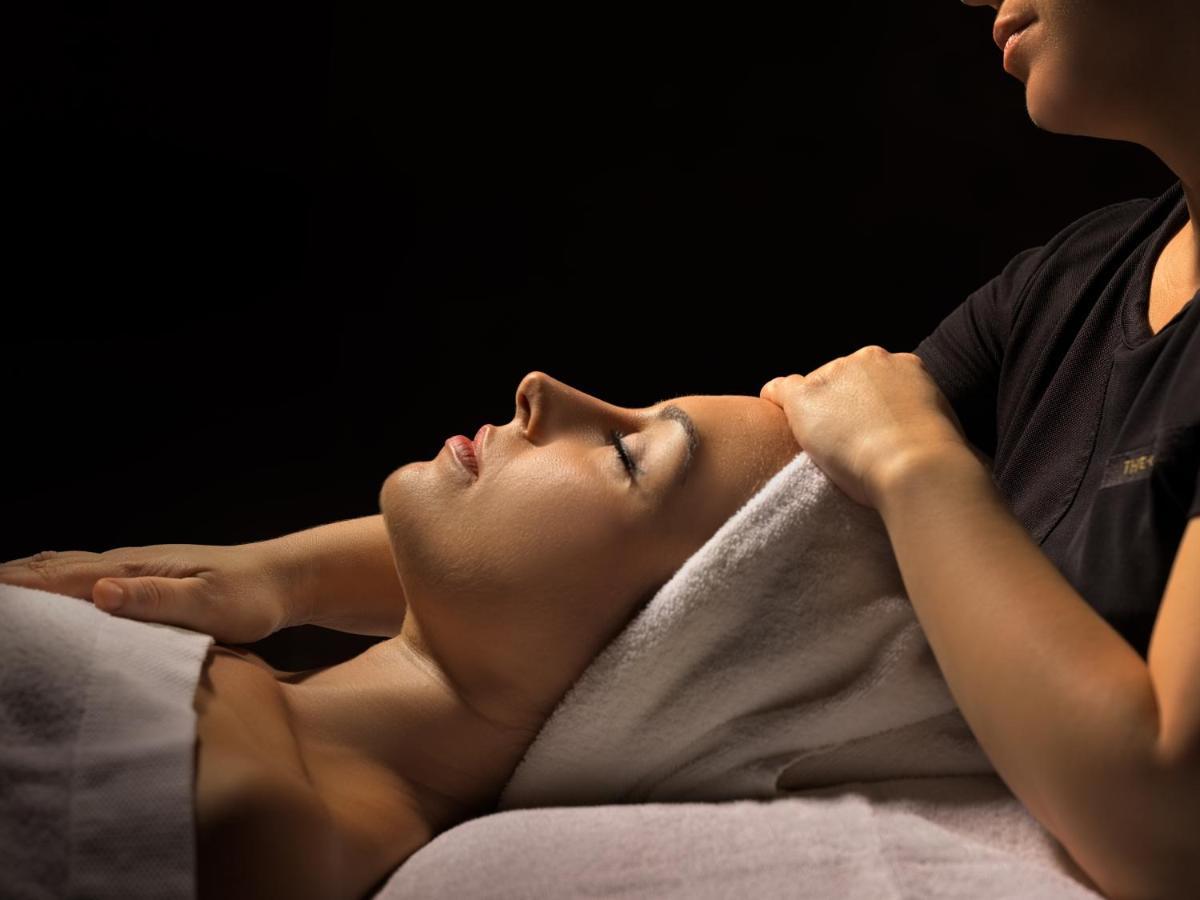 The One Barcelona Gl Hotel Exterior photo A woman receiving a facial massage