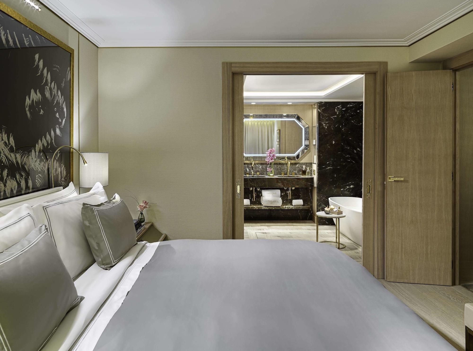 The One Barcelona Gl Hotel Exterior photo A bedroom in the hotel