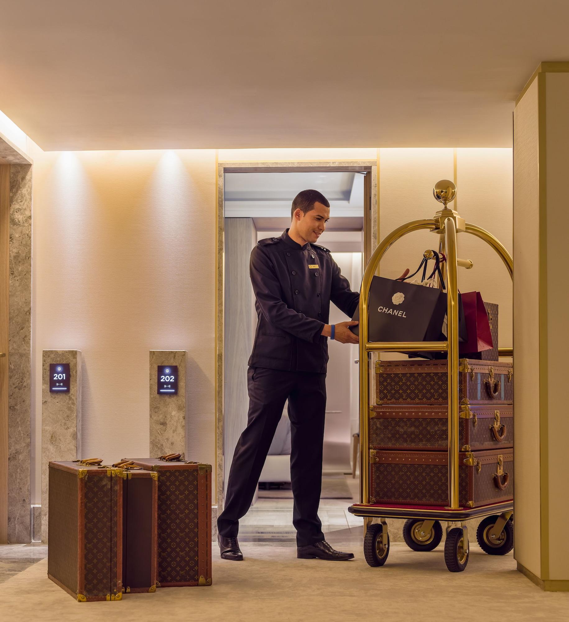 The One Barcelona Gl Hotel Exterior photo A bellboy at work