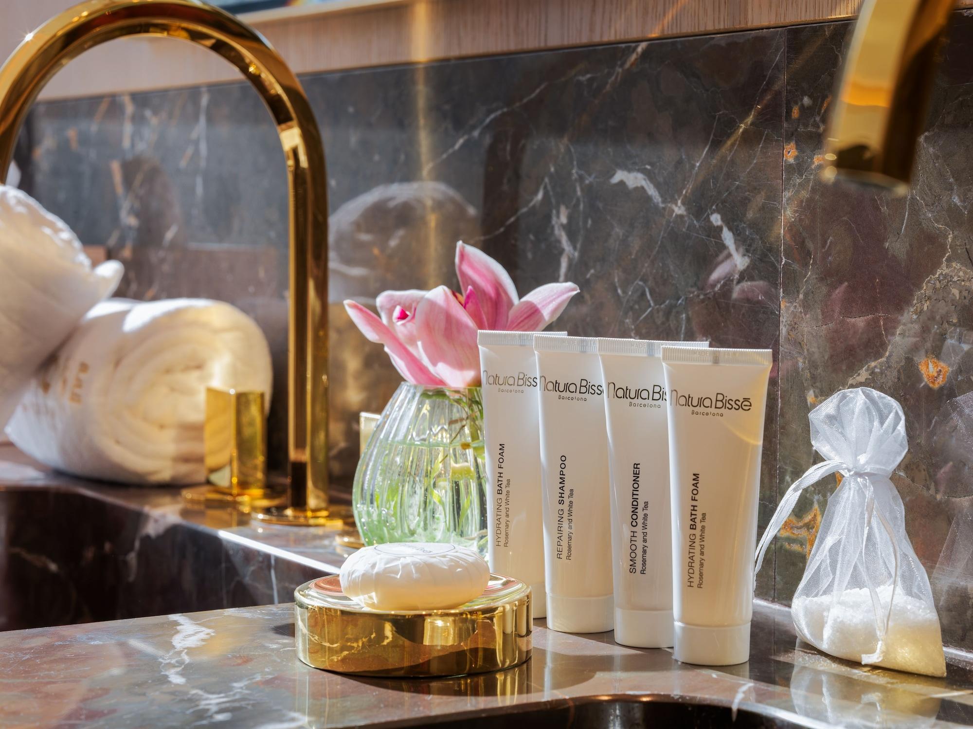 The One Barcelona Gl Hotel Exterior photo The White Company toiletries