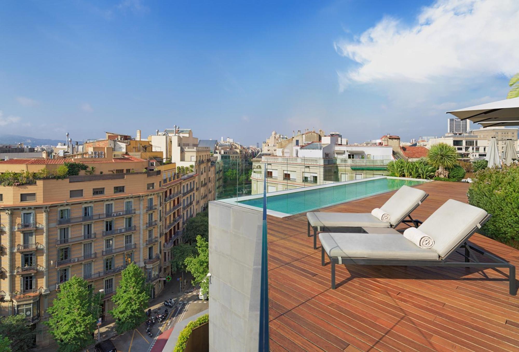 The One Barcelona Gl Hotel Exterior photo Rooftop pool
