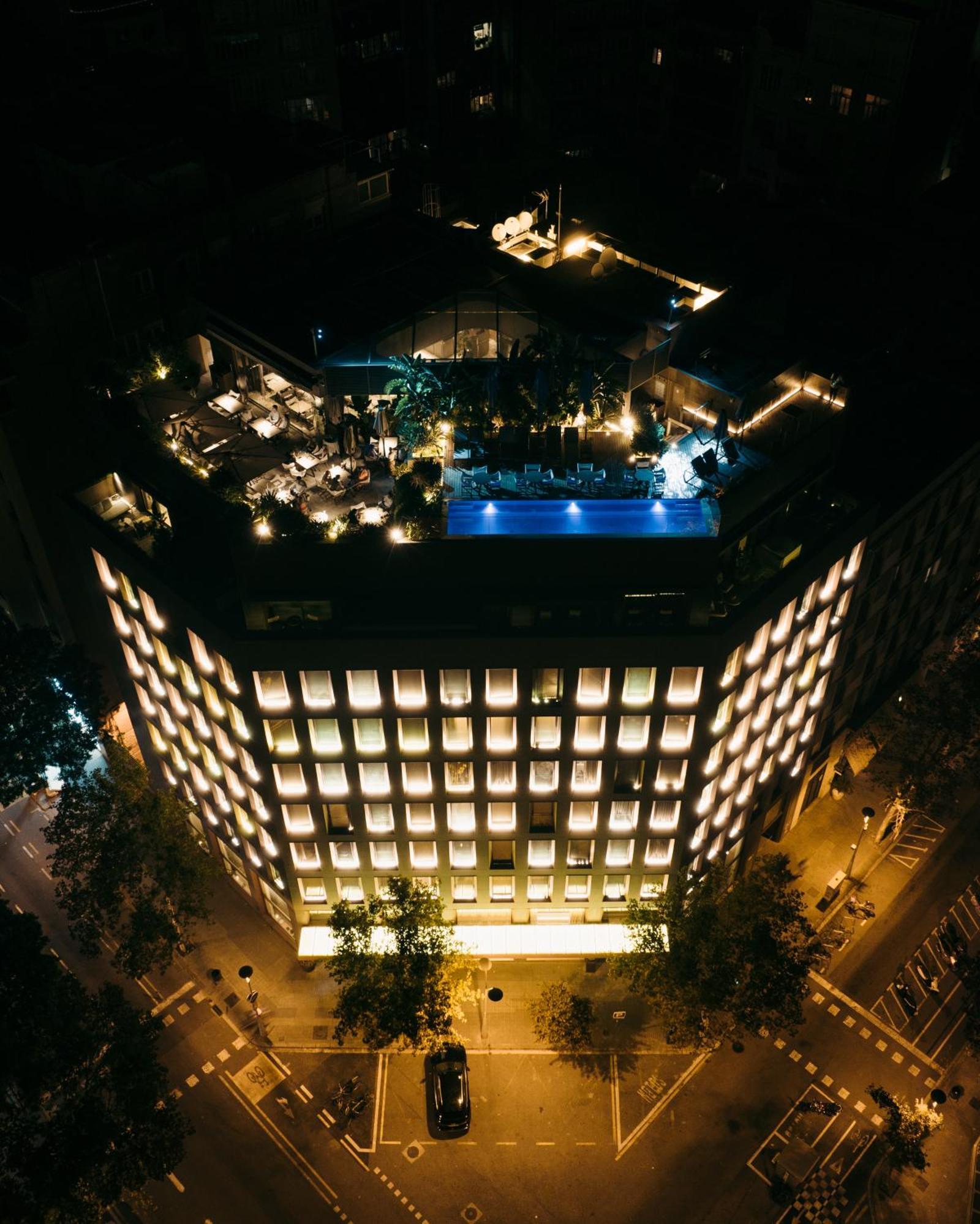 The One Barcelona Gl Hotel Exterior photo The hotel at night